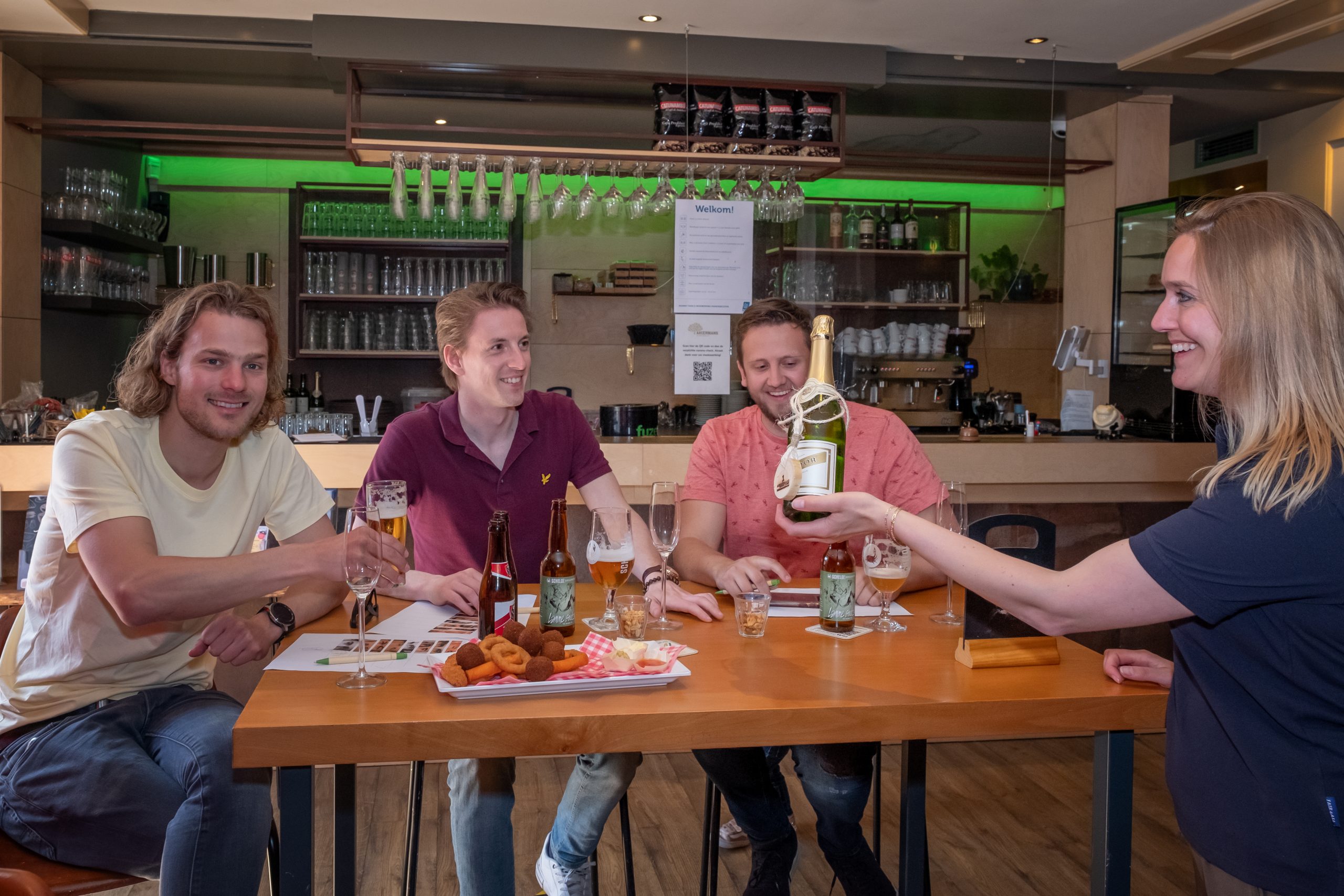 Pubquiz indoor groepsuitjes leuke groepsactiviteit binnen.